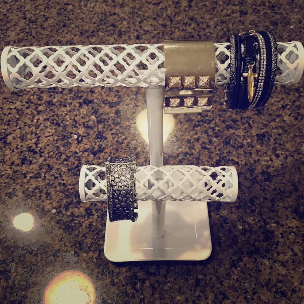 White metal bracelet rack